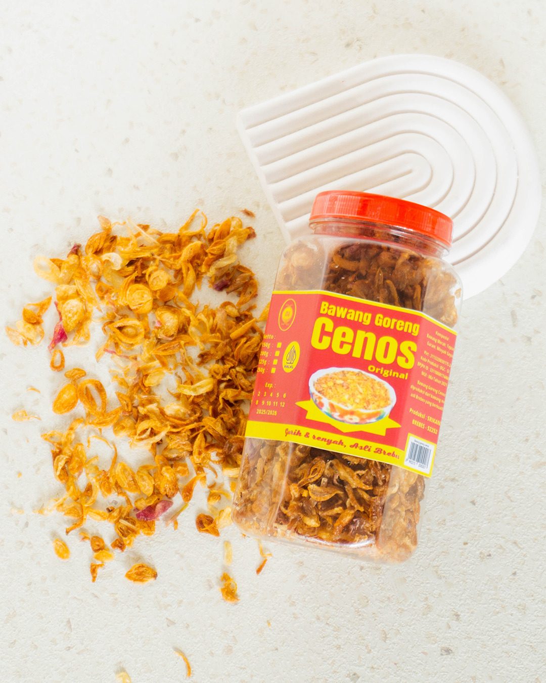Bawang Goreng Cenos Toples 200g foto flatlay dengan butiran bawang goreng renyah keemasan
